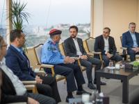 نائب الملك يزور إدارة مكافحة المخدرات ويشارك مرتباتها مأدبة الإفطار