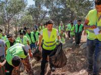 ولي العهد يشارك مجموعة من الشباب المتطوعين في الحملة الوطنية للنظافة العامة وحماية البيئة "بلدك بيتك"