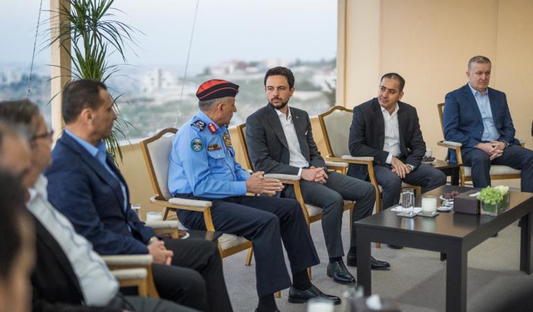 نائب الملك يزور إدارة مكافحة المخدرات ويشارك مرتباتها مأدبة الإفطار