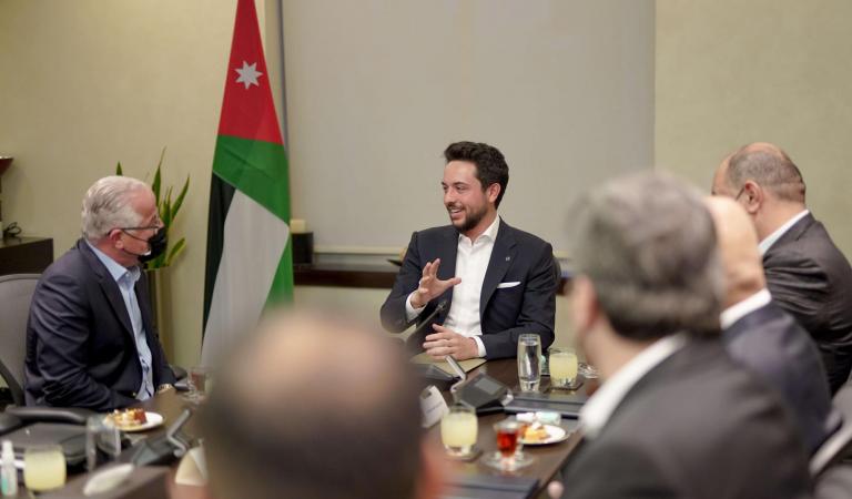 ولي العهد يطلع على خدمات شركة متخصصة في الحلول المالية