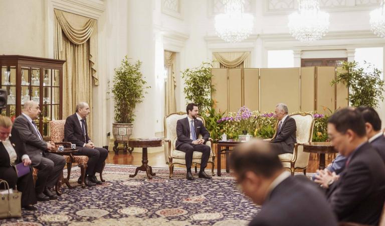 ولي العهد يلتقي رئيس الوزراء السنغافوري