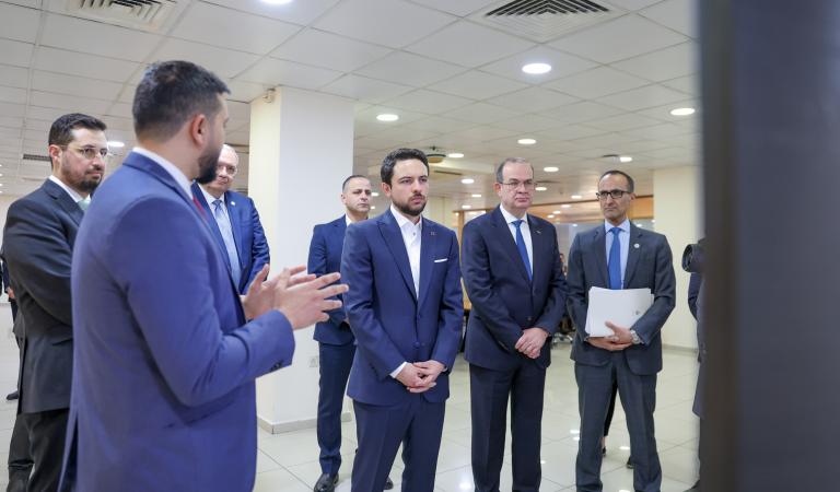 ولي العهد يزور وزارة الاقتصاد الرقمي والريادة ويلتقي الفريق المطور لتطبيق سند