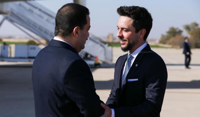 ولي العهد يستقبل رئيس مجلس الوزراء العراقي لدى وصوله المملكة