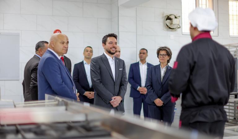 ولي العهد يزور جرش ويوعز بإعادة تأهيل مركز صحي جرش الشامل