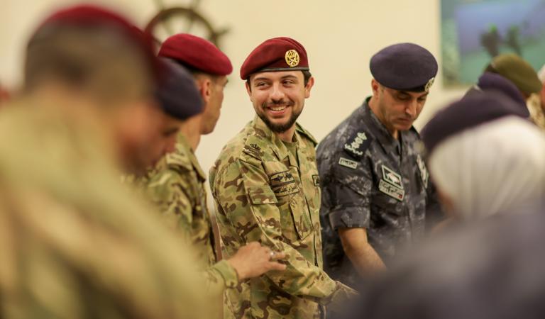 ولي العهد يشارك مرتبات قيادة القوة البحرية والزوارق الملكية مأدبة الإفطار
