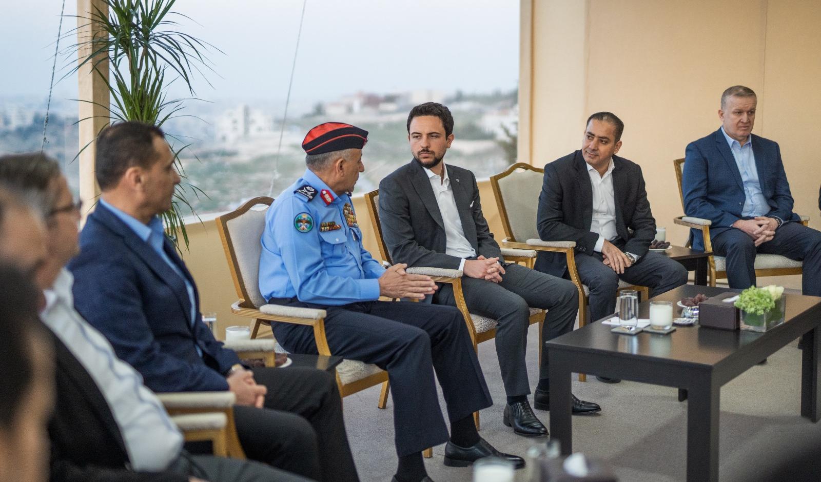 نائب الملك يزور إدارة مكافحة المخدرات ويشارك مرتباتها مأدبة الإفطار