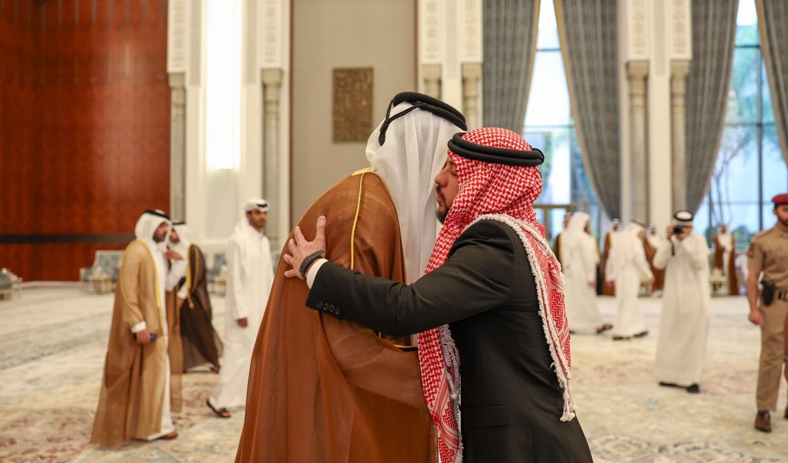ولي العهد يقدم العزاء إلى أمير دولة قطر بوفاة الشيخ حمد