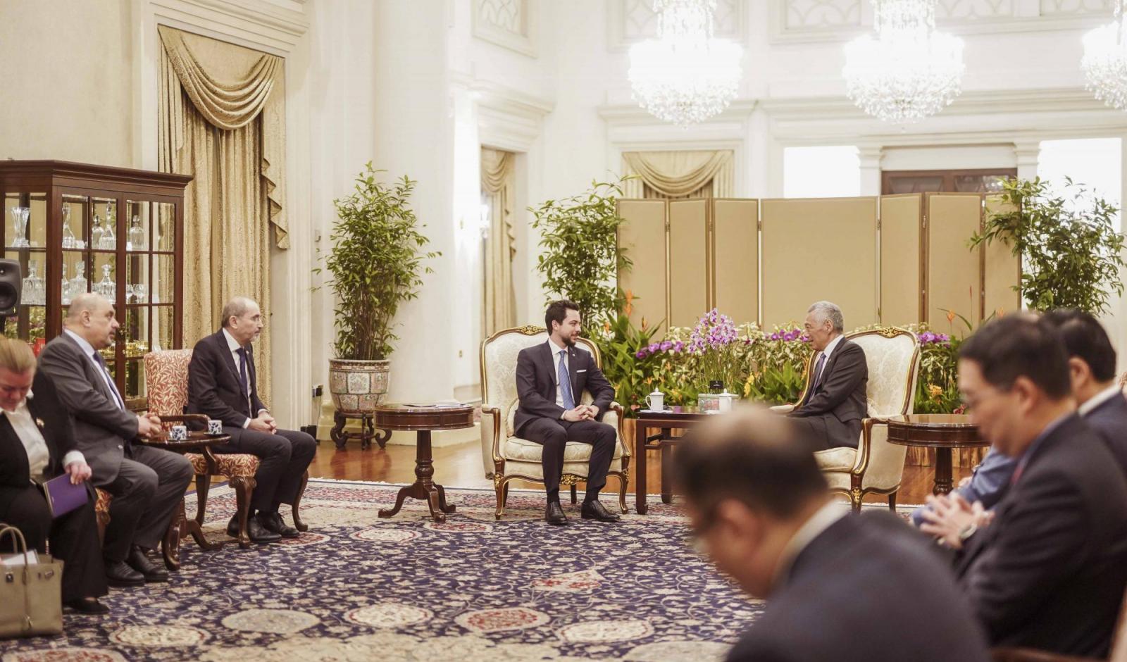 ولي العهد يلتقي رئيس الوزراء السنغافوري