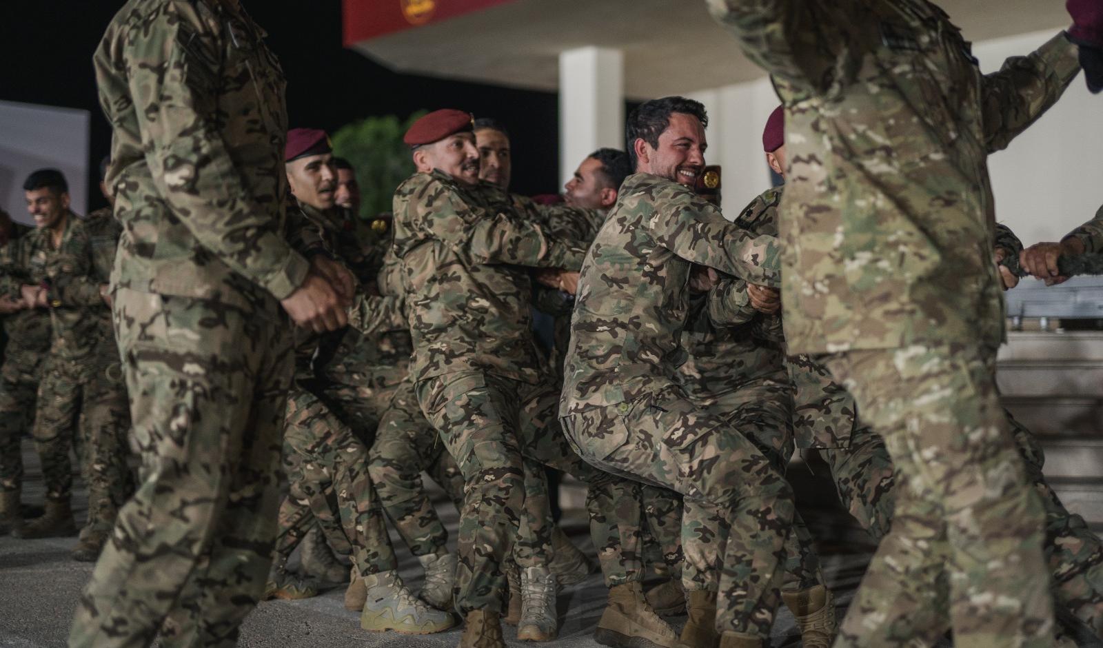 نائب الملك يشارك مرتبات قوات الملك عبدالله الثاني الخاصة الملكية مأدبة الإفطار