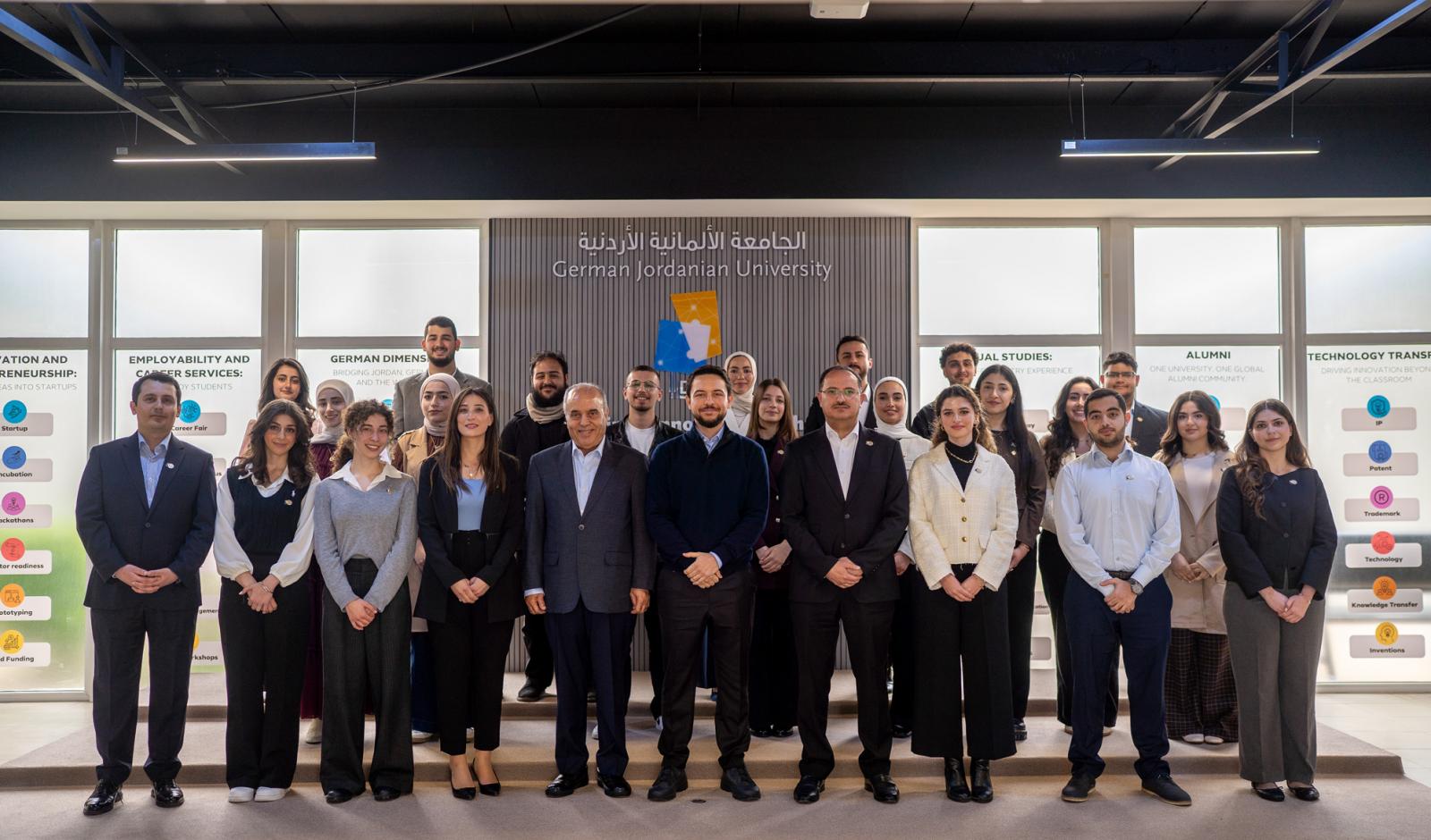 ولي العهد يزور الجامعة الألمانية الأردنية ويلتقي عددا من طلبتها