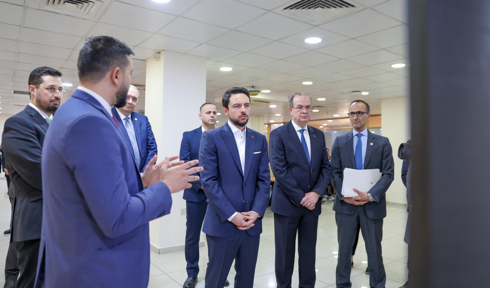 ولي العهد يزور وزارة الاقتصاد الرقمي والريادة ويلتقي الفريق المطور لتطبيق سند