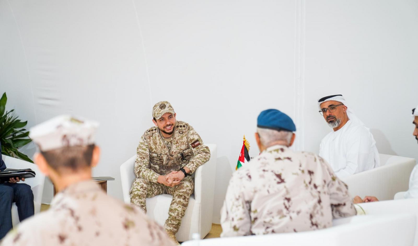 الأمير الحسين يلتقي الشيخ خالد بن محمد بن زايد في أبوظبي