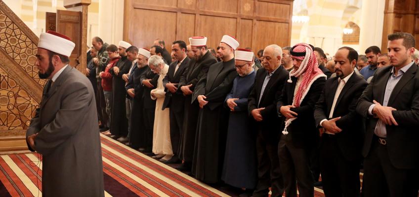 Crown Prince joins worshippers for Friday prayer at King Hussein Mosque