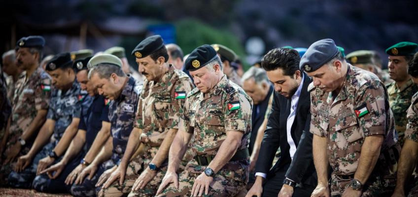 جلالة القائد الأعلى يحضر مأدبة إفطار القوات المسلحة يرافقه سمو الأمير الحسين، ولي العهد