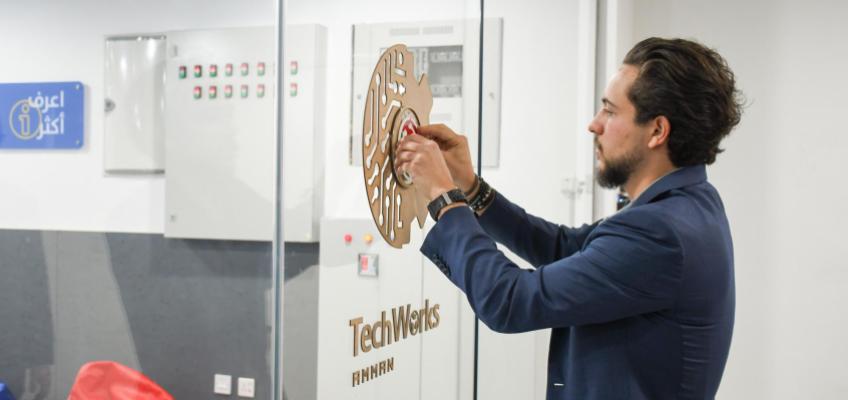 ولي العهد يفتتح مختبر تصنيع باسم"مصنع الأفكار" لتعزيز ...