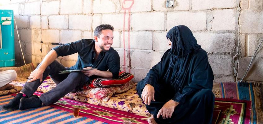 ولي العهد يتفقد في زيارة مفاجئة أحوال أسرة عفيفة في وادي عربة