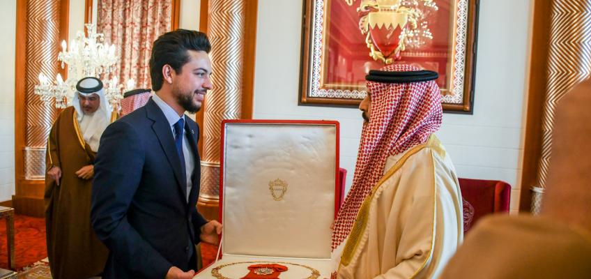 ولي العهد يلتقي ملك مملكة البحرين ويتسلم وسام النهضة للملك حمد من الدرجة الممتازة (القلادة)