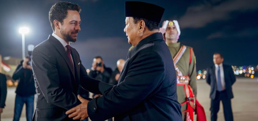 ولي العهد يستقبل الرئيس الإندونيسي لدى وصوله المملكة