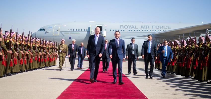 الأمير الحسين يستقبل الأمير ويليام لدى وصوله إلى مطار ماركا العسكري