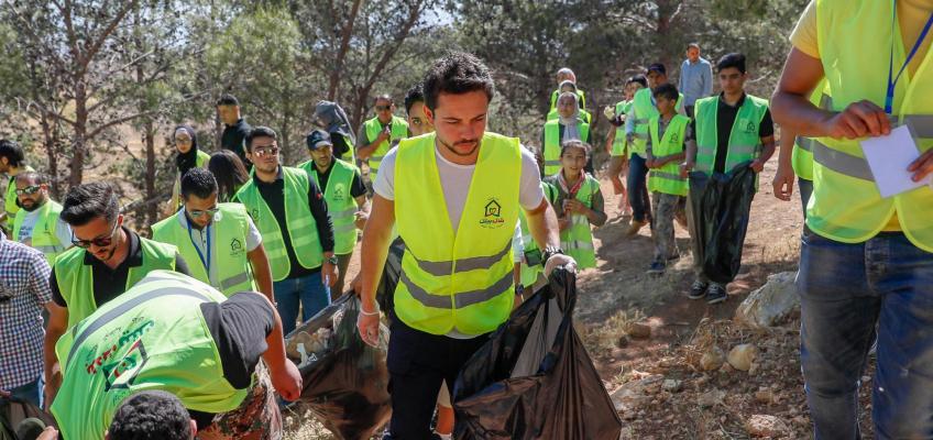 Crown Prince joins young volunteers participating in national clean-up campaign