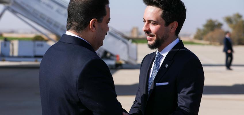 ولي العهد يستقبل رئيس مجلس الوزراء العراقي لدى وصوله المملكة