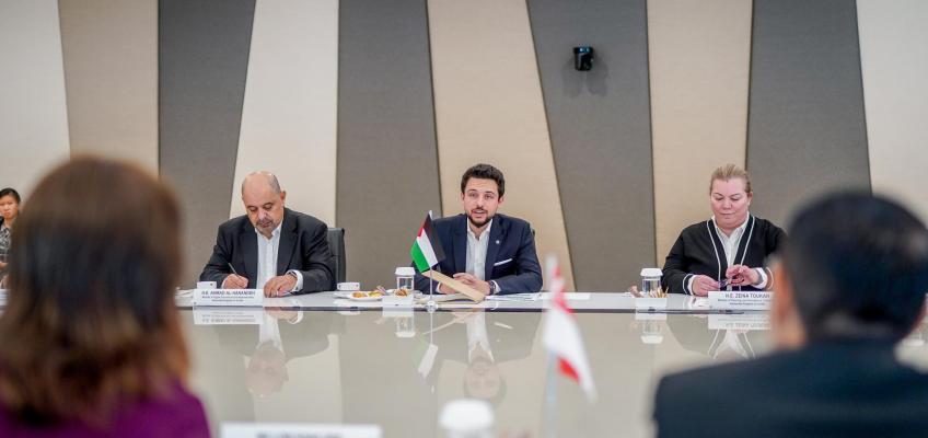 ولي العهد يزور معهد التعليم التقني السنغافوري