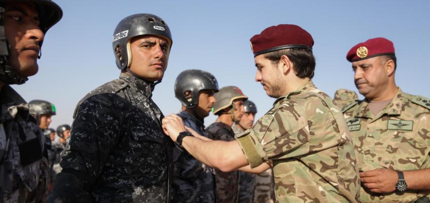 ولي العهد يرعى تخريج دورة المظليين الأولى لعام 2014 للعمليات الخاصة ويشاركهم تمرين القفز سمو الأمير الحسين بن عبد الله الثاني ولي العهد