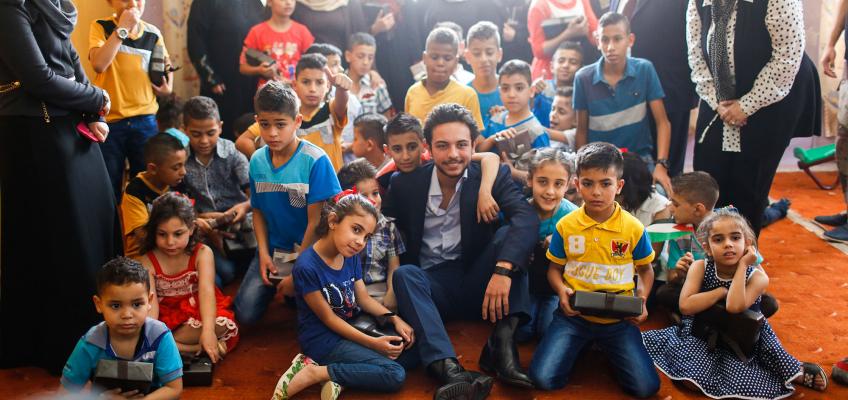 نائب الملك يتفقد أحوال الأطفال الأيتام في جمعية عمر بن الخطاب في الزرقاء