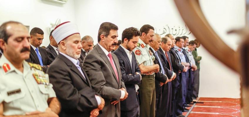 نائب الملك يؤدي صلاة عيد الفطر في مسجد الحرس الملكي الخاص بالعقبة