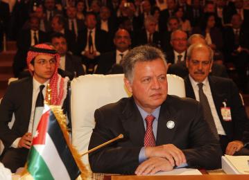 الملك يصل الدوحة للمشاركة في القمة العربية