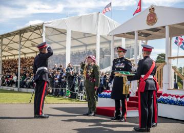 الملك يرعى حفل تخريج فوج ضباط الأكاديمية العسكرية الملكية ساندهيرست الذي يضم ولي العهد