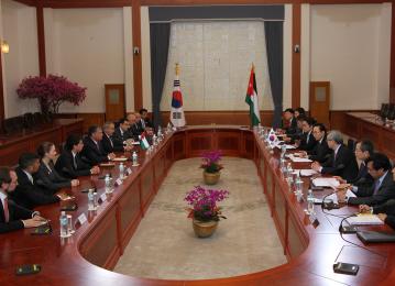 الملك يلتقي مجموعة الصداقة البرلمانية الأردنية الكورية ومدراء شركات كورية